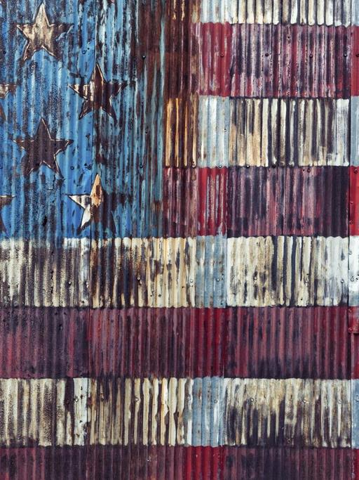 Eine verrostete amerikanische Flagge an einer Wand in New York City.