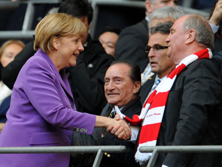 Shakehands beim Champions-League-Endspiel: Bundeskanzlerin Merkel und FCB-Präsident Hoeneß