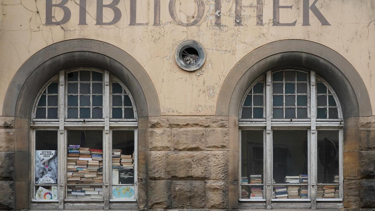 Blick auf das leerstehende Gebäude der Bibliothek in der sachsenanhaltinischen Stadt Zeitz, deren Fenster mit alten Büchern zugestellt sind. Blick auf das leerstehende Gebäude der Bibliothek in der sachsenanhaltinischen Stadt Zeitz, deren Fenster mit alten Büchern zugestellt sind.