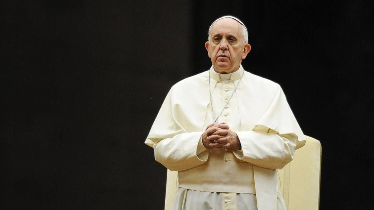 Papst Franziskus bereitet sich anlässlich der Gebetswache auf die Bischofssynode zur Familie auf dem Petersplatz in der Vatikanstadt am 4. Oktober 2014 vor. Papst Franziskus bereitet sich anlässlich der Gebetswache auf die Bischofssynode zur Familie auf dem Petersplatz in der Vatikanstadt am 4. Oktober 2014 vor.