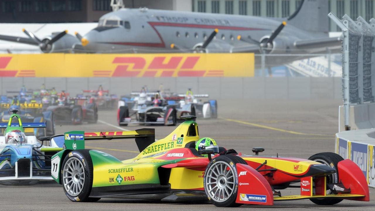 Lucas di Grassi (Brasilien, späterer erster Platz) vom Team Audi Sport Abt führt am 23.05.2015 das FIA Formula E-Rennen auf dem früheren Flughafen Berlin-Tempelhof in Berlin nach dem Start an. Lucas di Grassi (Brasilien, späterer erster Platz) vom Team Audi Sport Abt führt am 23.05.2015 das FIA Formula E-Rennen auf dem früheren Flughafen Berlin-Tempelhof in Berlin nach dem Start an.