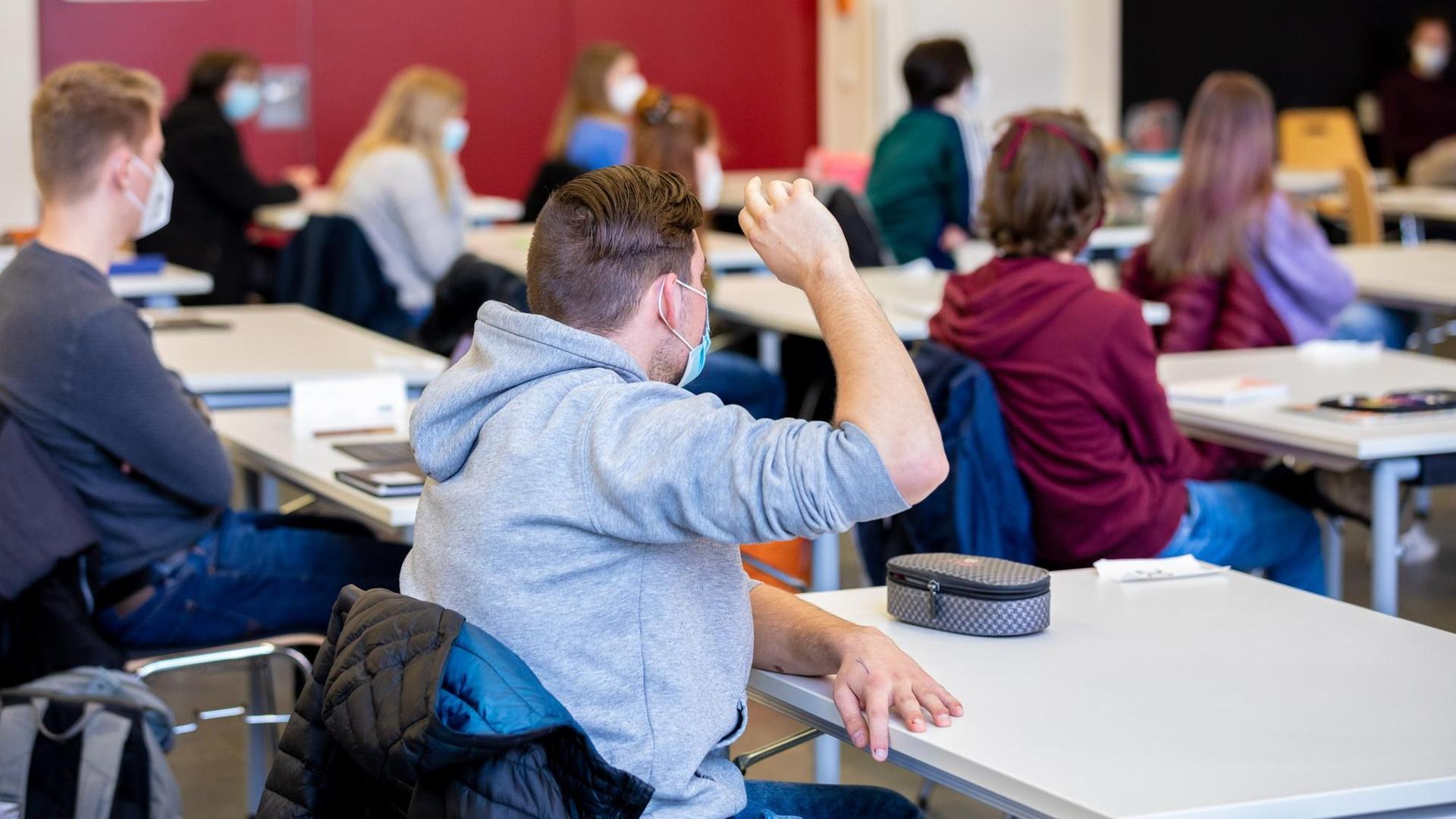 Schüler nehmen in der Aula vom Gymnasium Mellendorf in der Region Hannover an der Abiturzulassung teil. Schüler nehmen in der Aula vom Gymnasium Mellendorf in der Region Hannover an der Abiturzulassung teil.