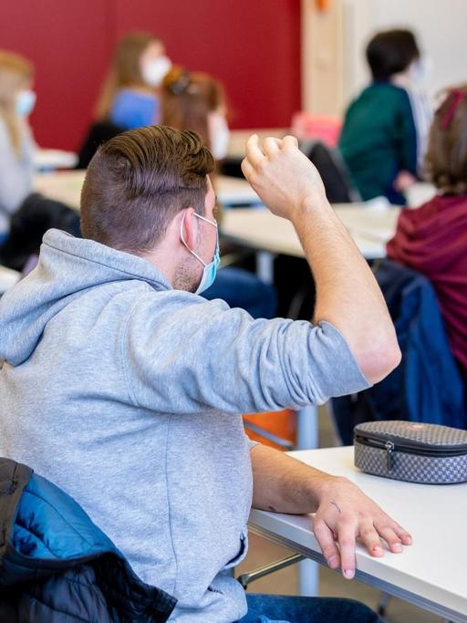 Schüler nehmen in der Aula vom Gymnasium Mellendorf in der Region Hannover an der Abiturzulassung teil.
