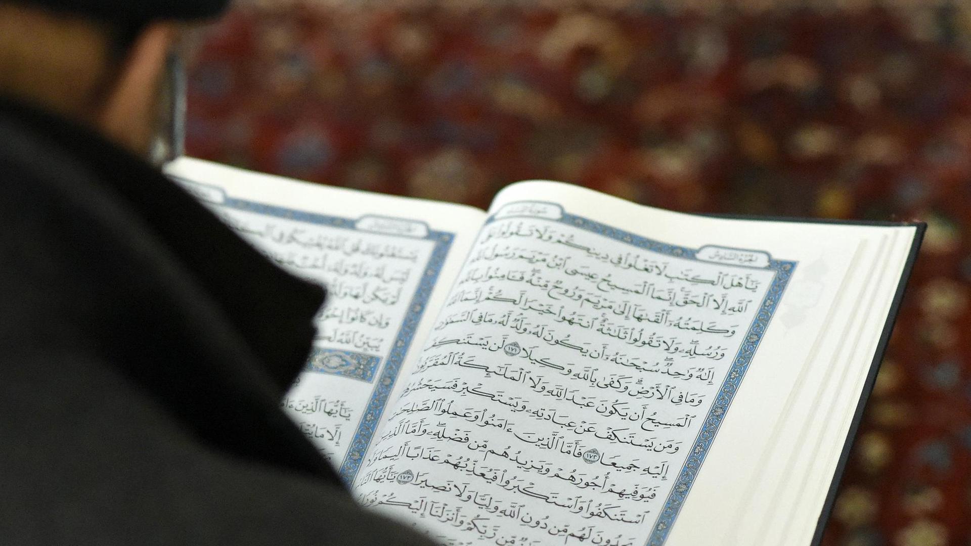 Ein Besucher des Islamischen Zentrums Wien am 25.10.2014 anlässlich des "Tages der offenen Moschee" in Wien. In Österreich soll am 25.02.2015 ein neues Islamgesetz verabschiedet werden. Foto: APA/Herbert Neubauer (Zu dpa vom 25.02.2015) |