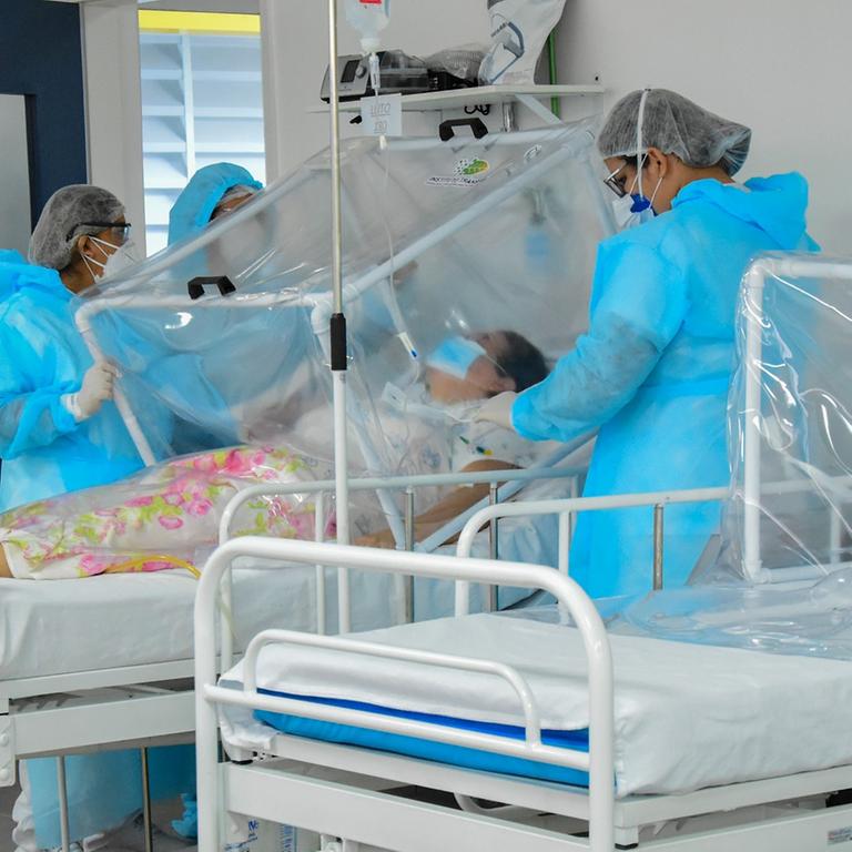 Auf diesem vom Bürgermeisteramt von Manaus zur Verfügung gestellten Bild wird eine Patientin in ein neues Feldlazarett für Covid-19-Patienten eingeliefert.