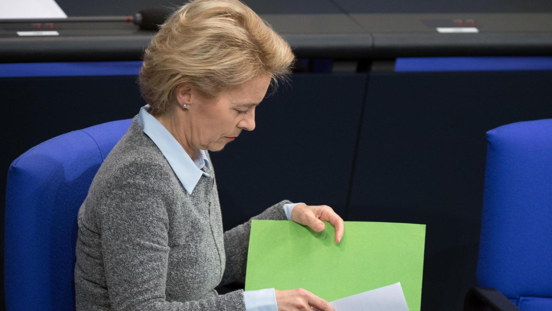 21.11.2018: Ursula von der Leyen (CDU), Bundesverteidigungsministerin, liest während der Generalaussprache im Bundestag in ihren Unterlagen.