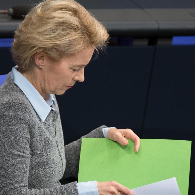 21.11.2018: Ursula von der Leyen (CDU), Bundesverteidigungsministerin, liest während der Generalaussprache im Bundestag in ihren Unterlagen.

