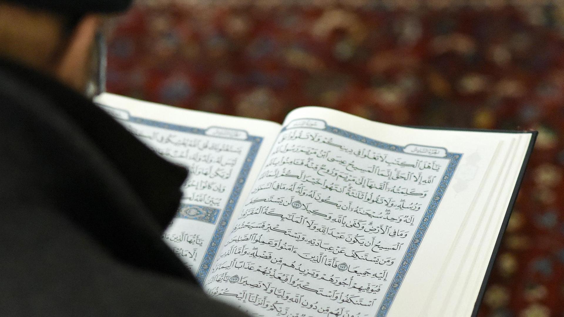Ein Besucher des Islamischen Zentrums Wien liest den Koran aufgenommen am 25.10.2014 anlässlich des "Tages der offenen Moschee" in Wien.