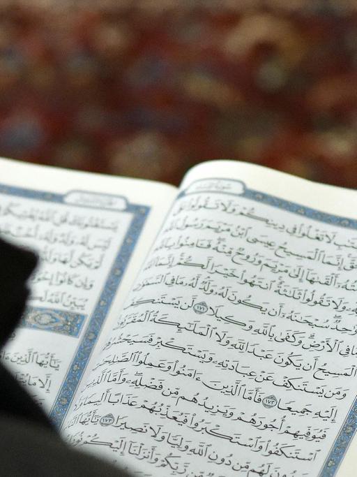 Ein Besucher des Islamischen Zentrums Wien liest den Koran aufgenommen am 25.10.2014 anlässlich des "Tages der offenen Moschee" in Wien.
