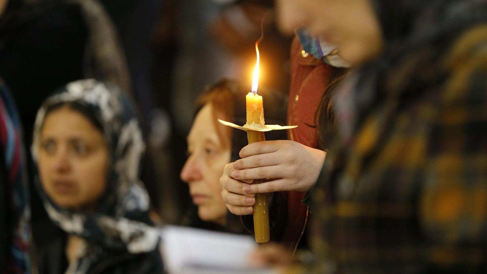 Georgisch-orthodoxe Gläubige bei einer Messe kurz vor Ostern Georgisch-orthodoxe Gläubige bei einer Messe kurz vor Ostern
