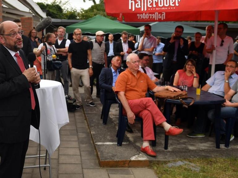 Der SPD-Kanzlerkandidat und Parteichef Martin Schulz spricht stehend auf einer SPD-Veranstaltung vor sitzenden Menschen in einer Kleingartensiedlung in Sachsen-Anhalt.