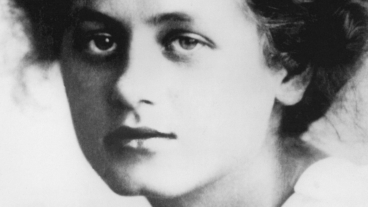 Milena Jesenska / Foto Jesenska, Milena tschechische Uebersetzerin und Geliebte Franz Kafkas, Prag 10.8.1896 - KZ Ravensbrueck 7.5.1944. - Passfoto mit Unterschrift. | Milena Jesenska / Foto Jesenska, Milena tschechische Uebersetzerin und Geliebte Franz Kafkas, Prag 10.8.1896 - KZ Ravensbrueck 7.5.1944. - Passfoto mit Unterschrift. |
