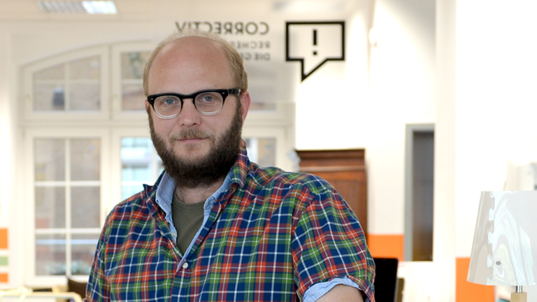 David Schraven mit Bart und Brille im Büro des Recherchekollektivs "Correctiv". David Schraven mit Bart und Brille im Büro des Recherchekollektivs "Correctiv".