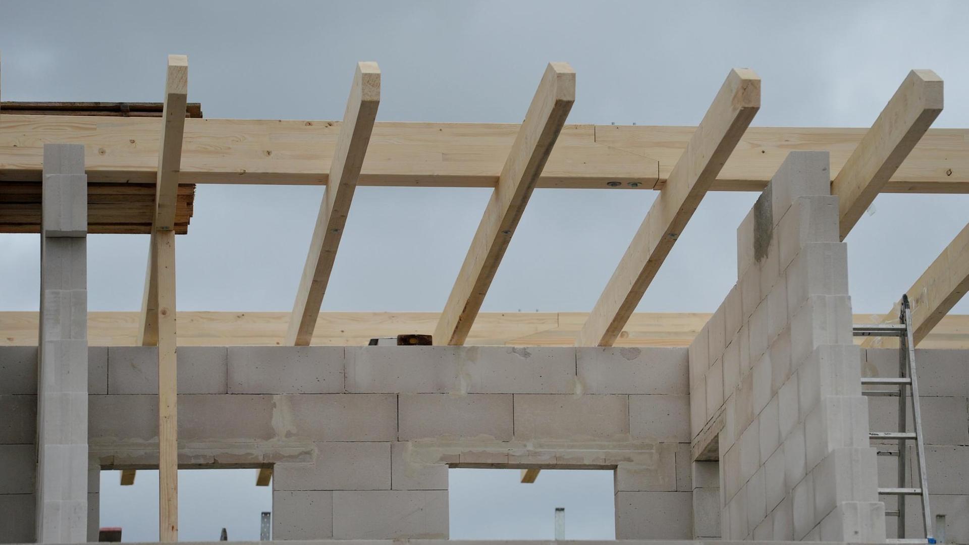 Dachkonstruktion auf einer Baustelle für ein Einfamilienhaus (Symbolbild) Dachkonstruktion auf einer Baustelle für ein Einfamilienhaus (Symbolbild)