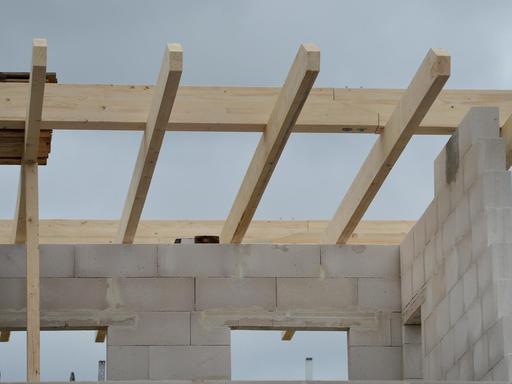 Dachkonstruktion auf einer Baustelle für ein Einfamilienhaus (Symbolbild)
