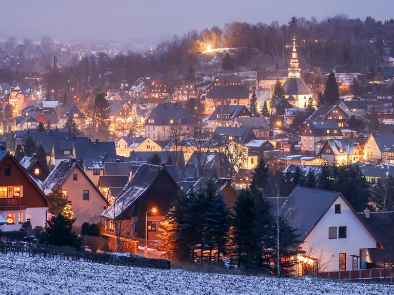 Weihnachtlich beleuchtet präsentiert sich der Ort Seiffen im Erzgebirge.