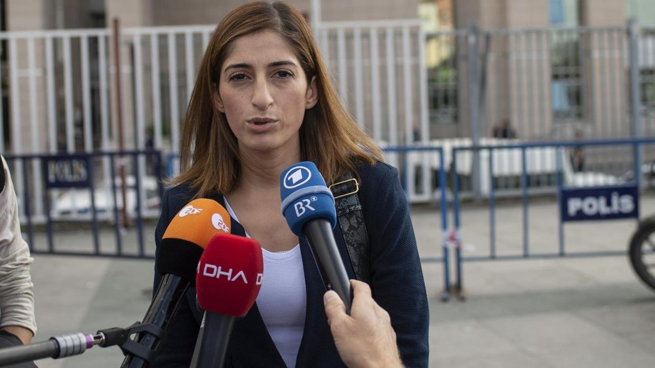Die deutsche Journalistin Mesale Tolun vor dem Justizpalast Caglayan in Istanbul. Die deutsche Journalistin Mesale Tolun vor dem Justizpalast Caglayan in Istanbul.