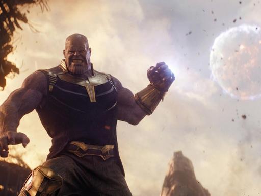 Thanos - hier im Film "Avengers: Infinity War" (2018) von Marvel zu sehen mit erhobener Faust - ist ein mächtiger Kriegsherr vom Planeten Titan und ein Mitglied der gleichnamigen Spezies.