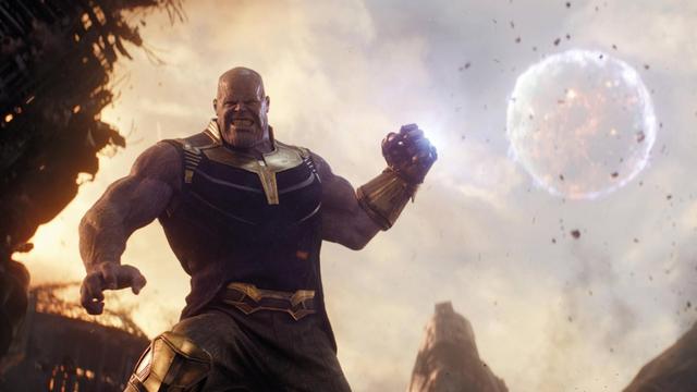 Thanos - hier im Film "Avengers: Infinity War" (2018) von Marvel zu sehen mit erhobener Faust - ist ein mächtiger Kriegsherr vom Planeten Titan und ein Mitglied der gleichnamigen Spezies.