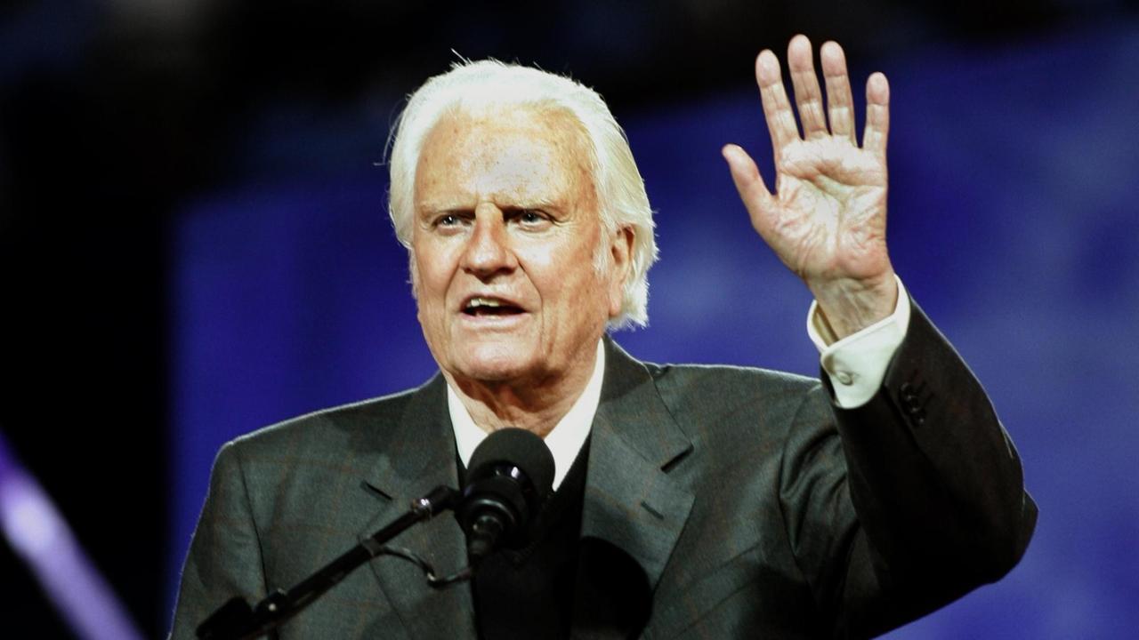 Evangelist Billy Graham überbringt seine Botschaft beim Billy Graham Crusade im Flushing Meadows Park am 24. Juni 2005 in Flushing Meadows, New York. Evangelist Billy Graham überbringt seine Botschaft beim Billy Graham Crusade im Flushing Meadows Park am 24. Juni 2005 in Flushing Meadows, New York.