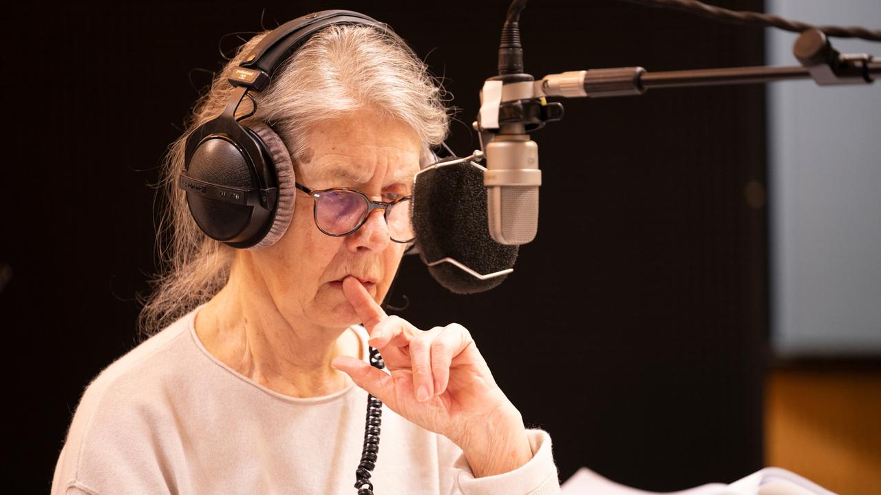 Bei den Aufnahmen im Studio: Schauspielerin Libgart Schwarz. Bei den Aufnahmen im Studio: Schauspielerin Libgart Schwarz.