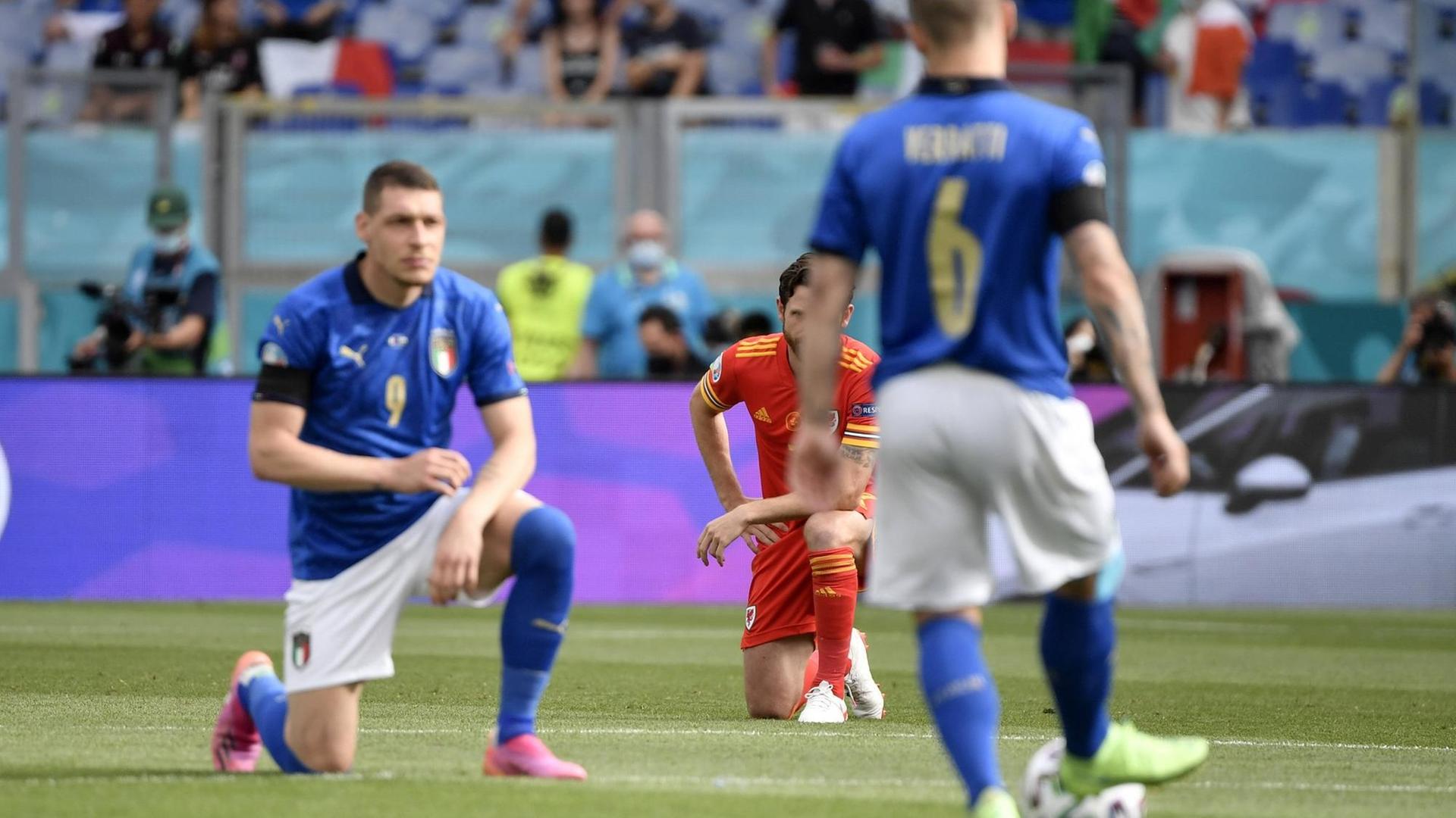 Der italienische Nationalspieler Andrea Belotti kniet nieder vor dem Spiel gegen Wales in Rom auf der Fußball-Europameisterschaft. Nicht alle seine Team-Kollegen tun es ihm gleich und setzen so ein Zeichen gegen Rassismus. Der italienische Nationalspieler Andrea Belotti kniet nieder vor dem Spiel gegen Wales in Rom auf der Fußball-Europameisterschaft. Nicht alle seine Team-Kollegen tun es ihm gleich und setzen so ein Zeichen gegen Rassismus.