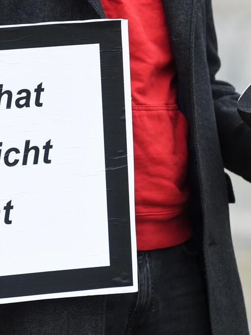 Ein Demonstrant hält ein Schild mit der Aufschrift "Für mehr hat Hartz-IV nicht gereicht" und einen halben Fahrradhelm in der Hand. Vor dem Deutschen Bundestag demonstrieren Personen der Aktion «Keine halben Sachen: Corona-Hilfen für die Ärmsten» für mehr Corona-Hilfen.