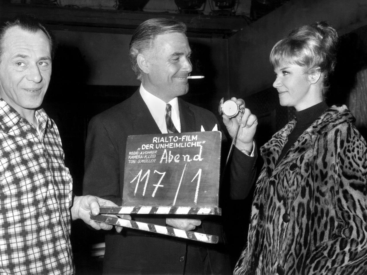 Am 31. Januar 1968 fiel in Berlin die erste Klappe für den Edgar-Wallace Krimi "Der Unheimliche" mit Joachim Fuchsberger (m.) als Inspektor Higgins und der schwedischen Neuentdeckung Siv Mattson als Miss Peggy Ward. Regie führte Alfred Vohrer.