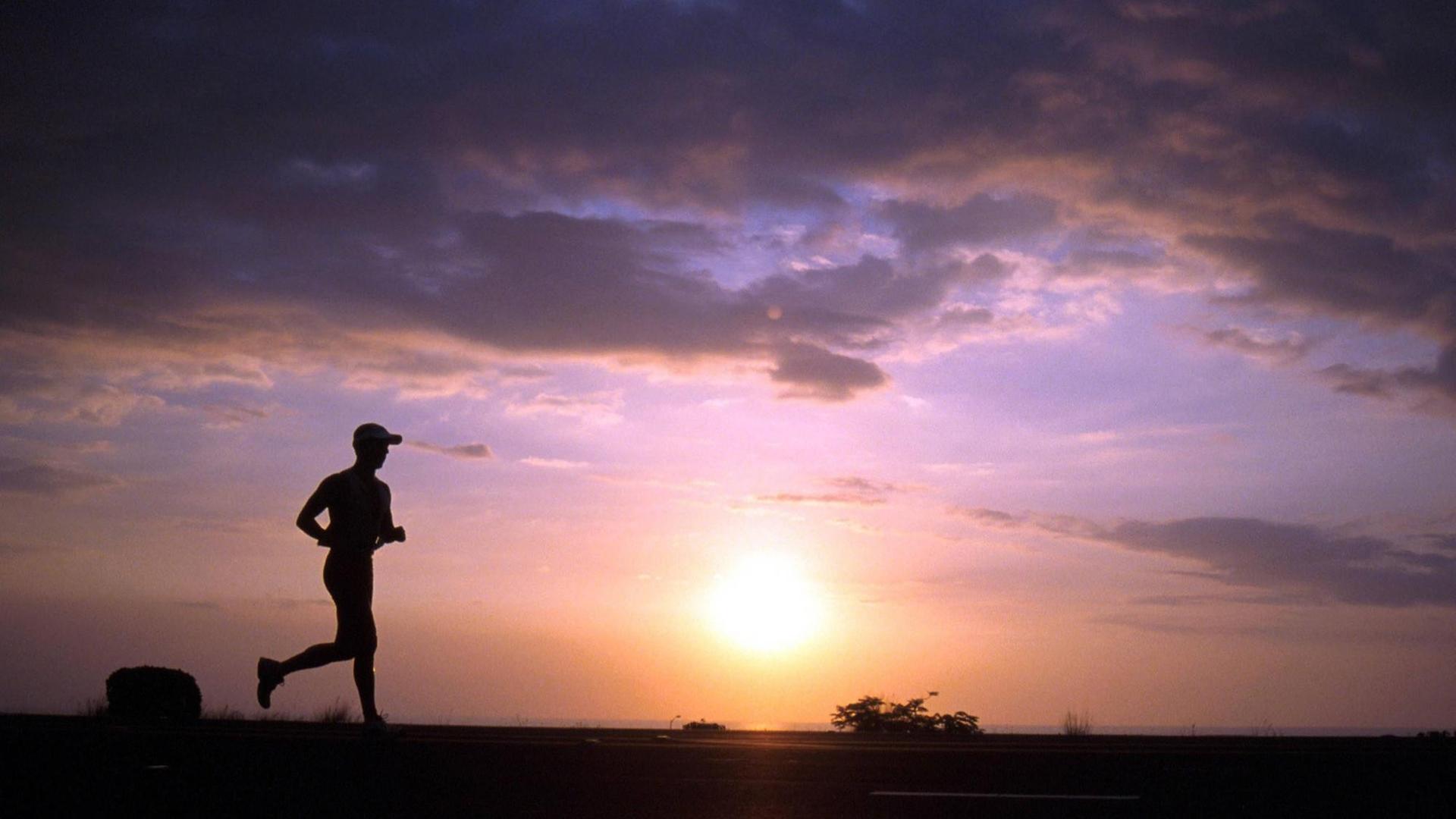 Die Einsamkeit des Langstreckenläufers: Der Ironman Hawaii besticht in puncto Anspruch und Schönheit. Die Einsamkeit des Langstreckenläufers: Der Ironman Hawaii besticht in puncto Anspruch und Schönheit.