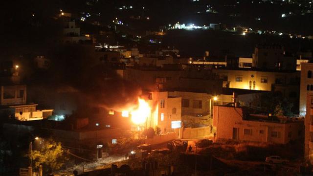 Flammen und Rauch schlagen im Westjordanland aus dem zerstörten Haus eines Palästinensers, der zu den Hauptverdächtigen im Fall der getöteten israelischen Jugendlichen zählt.