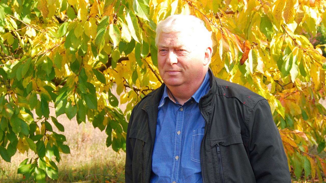 Peter Krenz vor einem Baum mit herbstlich gefärbten Blättern Peter Krenz vor einem Baum mit herbstlich gefärbten Blättern