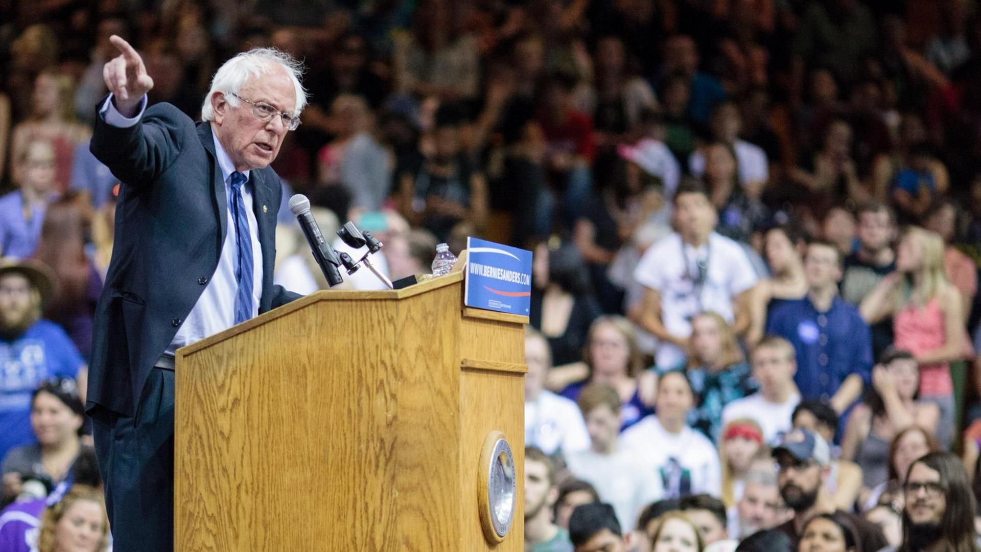 Bernie Sanders spricht bei einer Veranstaltung seiner Kampagne in Oregon. Bernie Sanders spricht bei einer Veranstaltung seiner Kampagne in Oregon.