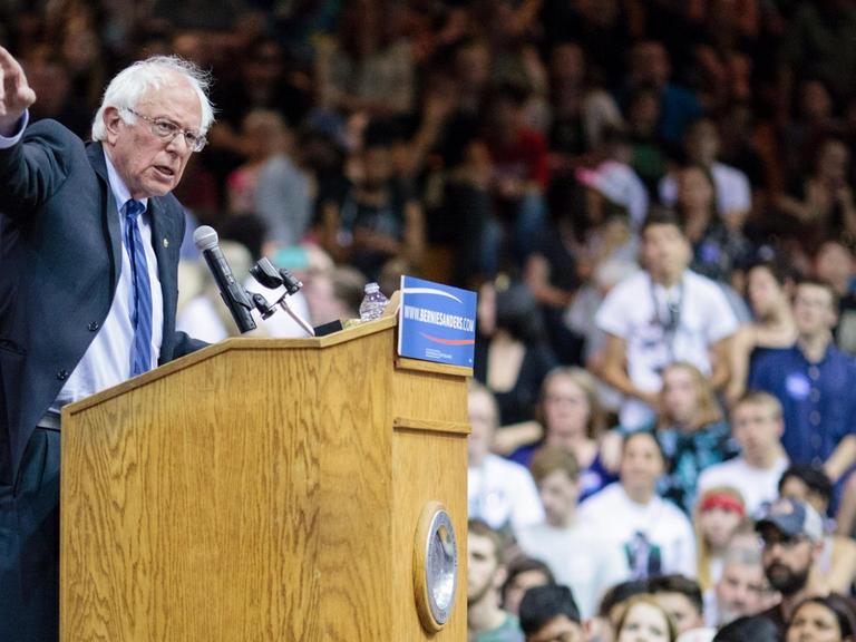 Bernie Sanders spricht bei einer Veranstaltung seiner Kampagne in Oregon.