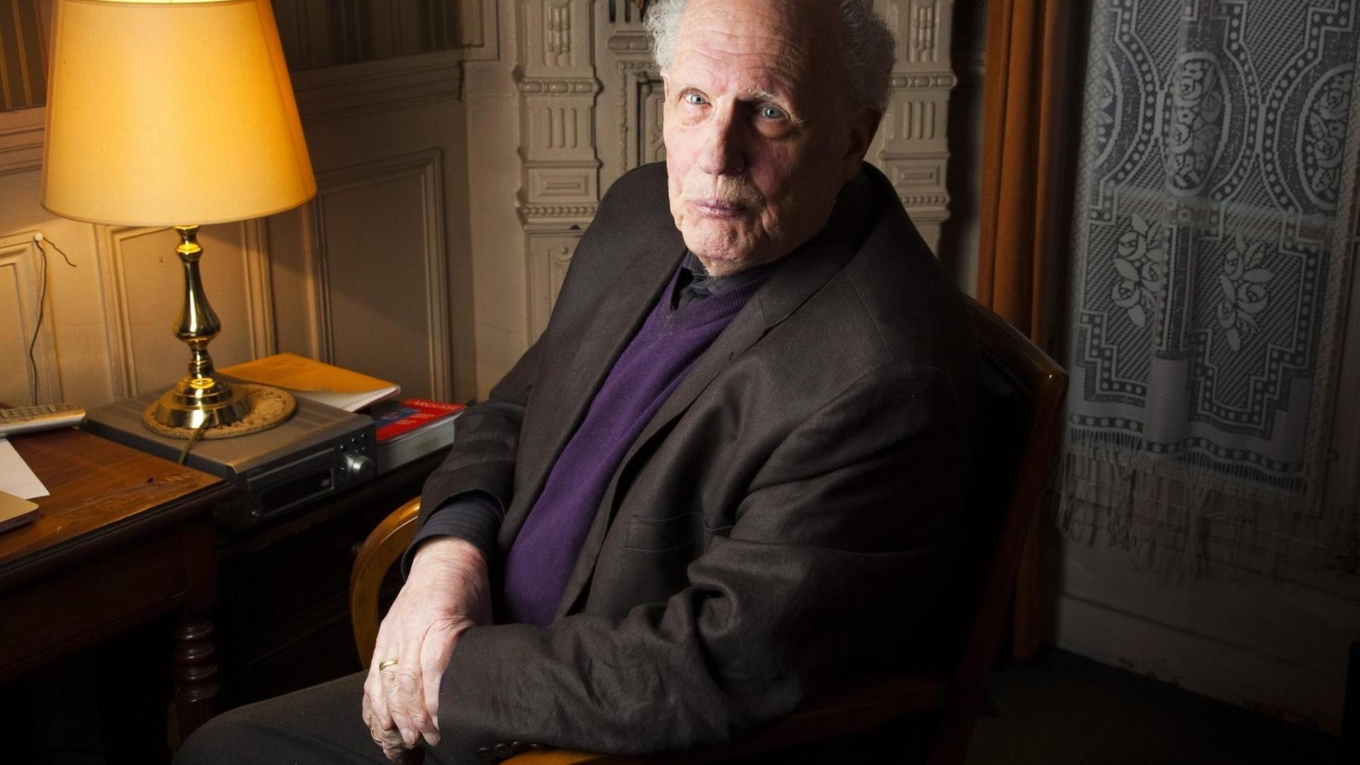 Porträt von Georges-Arthur Goldschmidt am Schreibtisch in seinem Arbeitszimmer. Porträt von Georges-Arthur Goldschmidt am Schreibtisch in seinem Arbeitszimmer.