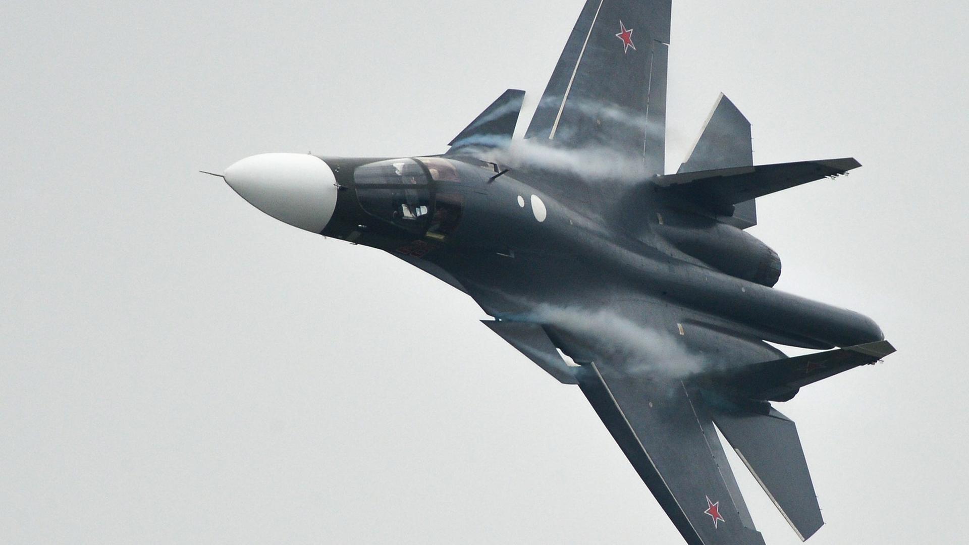 Ein russischer Su-34 Kampfjet fliegt bei einer Flugveranstaltung in Zhukovsky. Ein russischer Su-34 Kampfjet fliegt bei einer Flugveranstaltung in Zhukovsky.