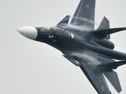 Ein russischer Su-34 Kampfjet fliegt bei einer Flugveranstaltung in Zhukovsky.