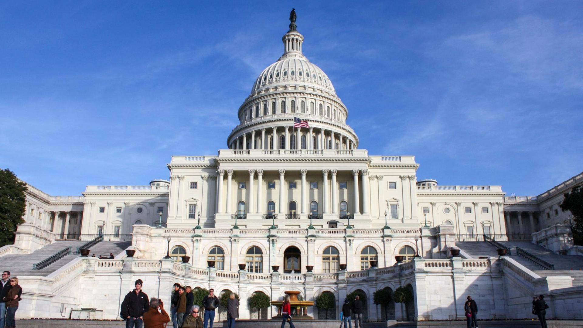 Westseite des Kapitols in Washington, in dem beide Kammern des US-Kongresses untergebracht sind. Westseite des Kapitols in Washington, in dem beide Kammern des US-Kongresses untergebracht sind.