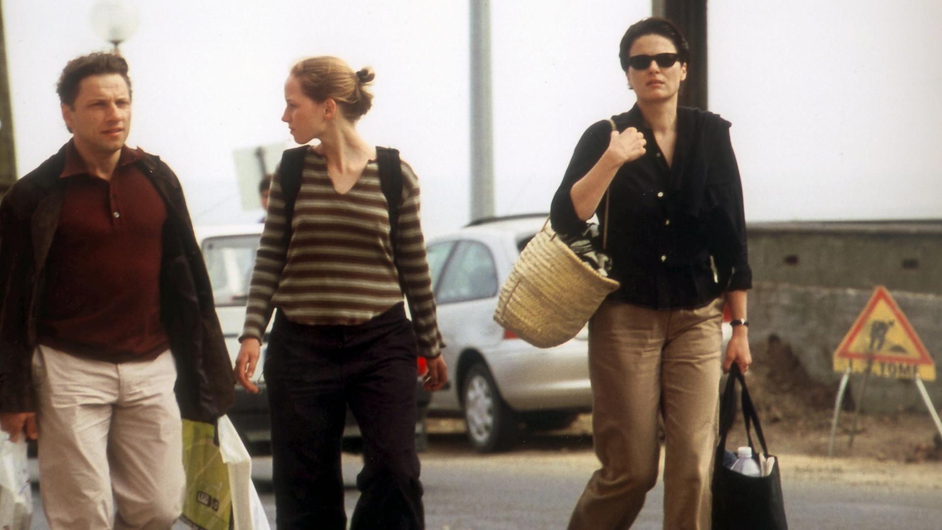 Das Mädchen Jeanne (Julia Hummer) und ihre Eltern, die ehemaligen RAF-Terroristen Hans (Richy Müller) und Clara (Barbara Auer, r.) tarnen sich im Kinofilm "Die innere Sicherheit" von Christian Petzold in Portugal als Touristen (Szenenfoto). Das Mädchen Jeanne (Julia Hummer) und ihre Eltern, die ehemaligen RAF-Terroristen Hans (Richy Müller) und Clara (Barbara Auer, r.) tarnen sich im Kinofilm "Die innere Sicherheit" von Christian Petzold in Portugal als Touristen (Szenenfoto).