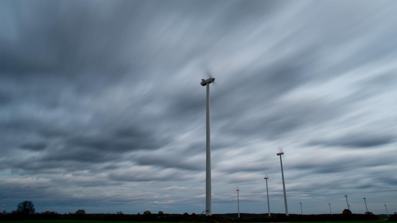Schnell ziehen Wolken am 28.10.2013 über ein Feld mit Windenergieanlagen im Landkreis Oder-Spree nahe Sieversdorf (Brandenburg). Foto: Patrick Pleul Schnell ziehen Wolken am 28.10.2013 über ein Feld mit Windenergieanlagen im Landkreis Oder-Spree nahe Sieversdorf (Brandenburg). Foto: Patrick Pleul