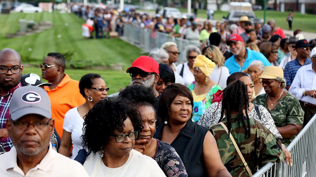 Hunderte Menschen warten darauf Aretha Franklin ein letztes Mal im Charles H. Wright Museum of African American History in Detroit zu sehen. Hunderte Menschen warten darauf Aretha Franklin ein letztes Mal im Charles H. Wright Museum of African American History in Detroit zu sehen.