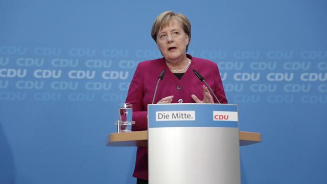Angela Merkel steht an einem Redepult vor einer Wand mit CDU-Logos im Konrad-Adenauer-Haus in Berlin.