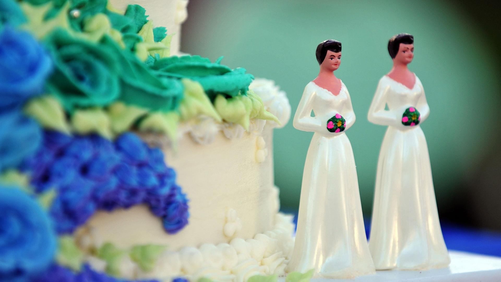 Hochzeitstorte mit zwei Frauenfiguren Hochzeitstorte mit zwei Frauenfiguren