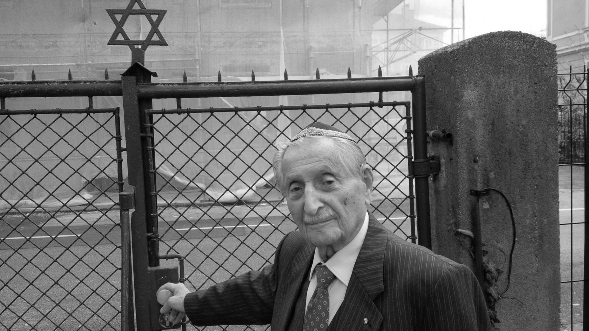 Der 102-jährige Max Feingold vor der Synagoge Salzburg. Der 102-jährige Max Feingold vor der Synagoge Salzburg.