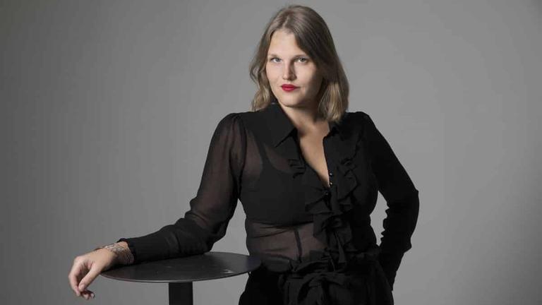 Portraitaufnahme der schwedischen Schauspielerin und Journalistin Aleksa Lundberg Portraitaufnahme der schwedischen Schauspielerin und Journalistin Aleksa Lundberg