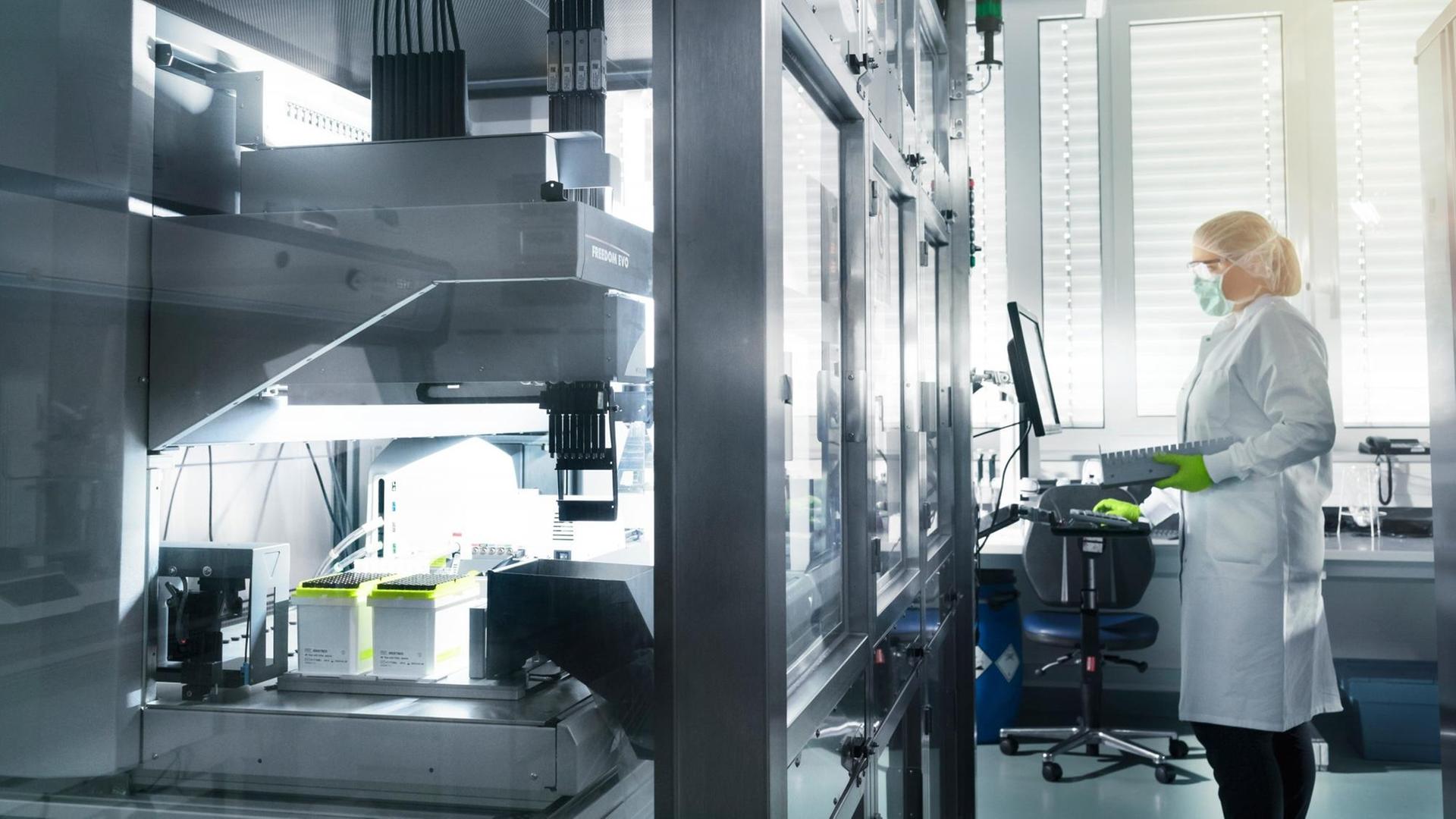 Eine Mitarbeiterin von Biontech steht im Labor des Unternehmens. Eine Mitarbeiterin von Biontech steht im Labor des Unternehmens.