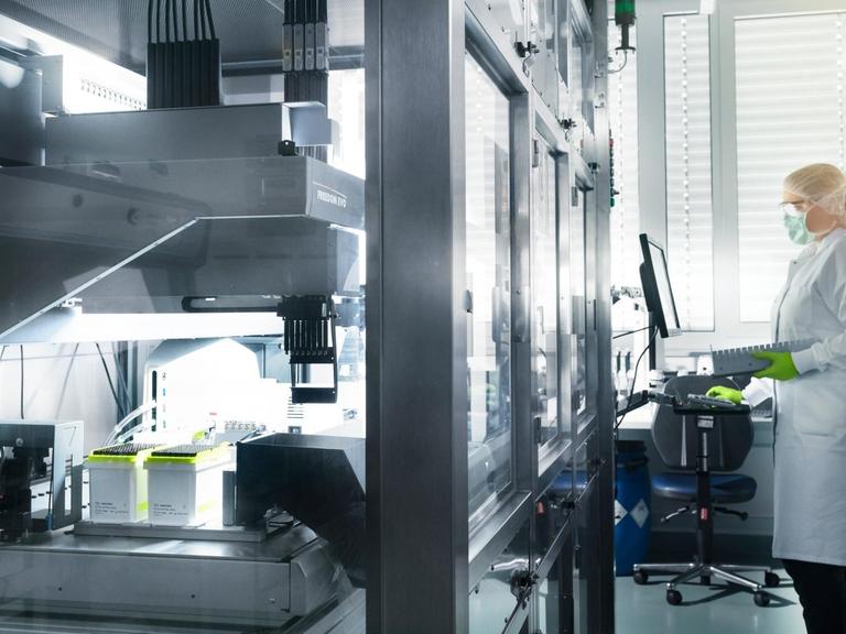 Eine Mitarbeiterin von Biontech steht im Labor des Unternehmens.