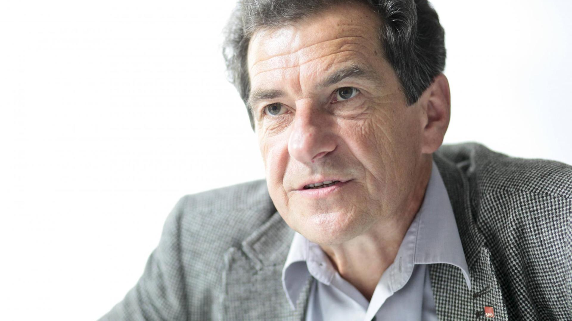 Der SPD-Politiker Klaus Barthel, Close-Up, weißer Hintergrund, sprechend Der SPD-Politiker Klaus Barthel, Close-Up, weißer Hintergrund, sprechend