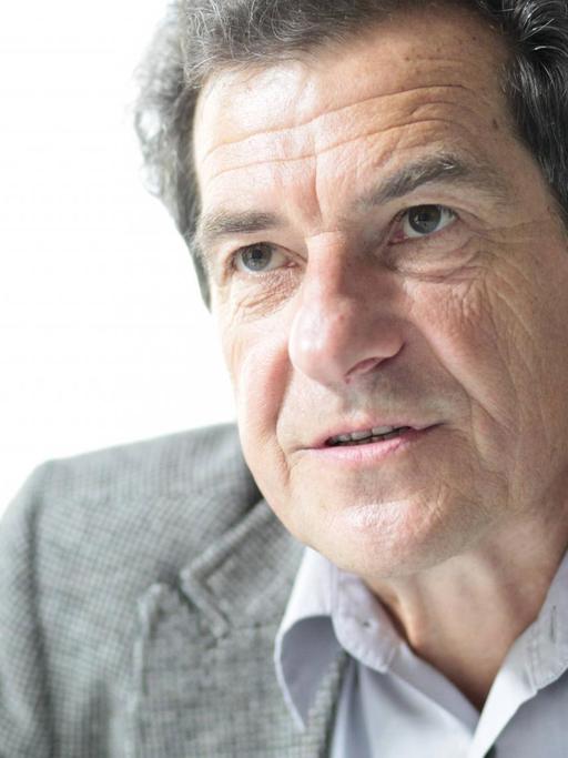 Der SPD-Politiker Klaus Barthel, Close-Up, weißer Hintergrund, sprechend