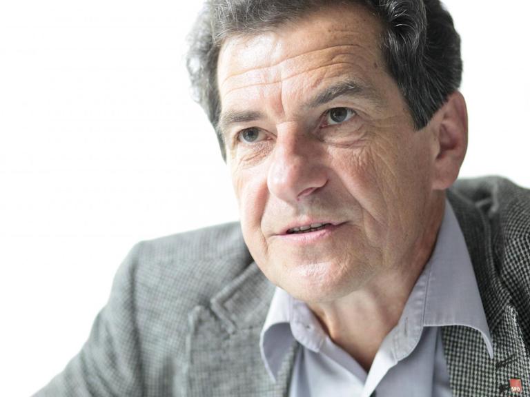 Der SPD-Politiker Klaus Barthel, Close-Up, weißer Hintergrund, sprechend