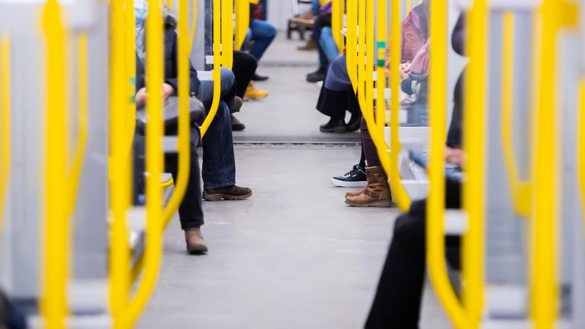 Fahrgäste sitzen in einer U-Bahn.